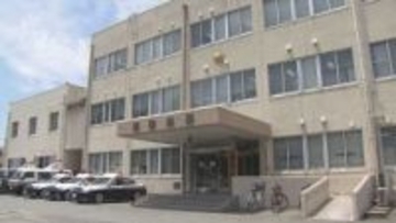 「クラウンの黒を無免許運転した」19歳の男を逮捕　駐車場で当て逃げし車を乗り捨てて発覚　知人名義の車を乗り回していたか　福岡