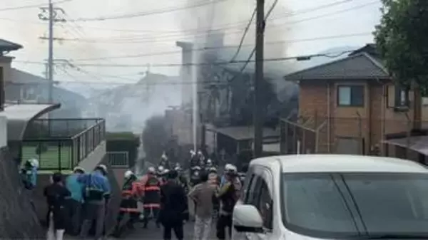 【速報】住宅街のうどん店を焼く火事　消防が出動し消火に当たる　従業員が避難　福岡・北九州市