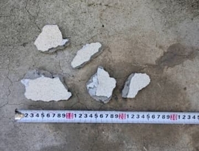 築50年超の市営住宅　共用階段の天井からコンクリート落下　鉄筋がさびて膨張か　別の市営住宅では排水管落下も　福岡・北九州市