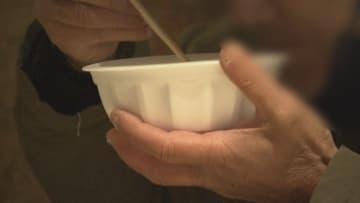 厳しい寒さと経済的苦境に喘ぐホームレス　“炊き出し”求める若年層が増加… 2割以上が「何らかのかたちで借金」【福岡発】