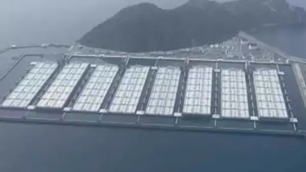 「海に浮かぶ巨大な貯蔵船8隻…白島石油備蓄基地に上陸取材　パイプラインでタンカーに積み込み　備蓄放出がスタート　福岡・北九州市沖」の画像