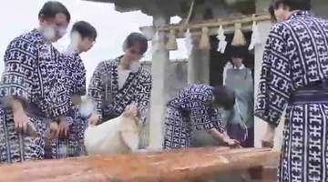 博多祇園山笠　かき棒を洗い清める「棒洗い」神事　祭り期間中の安全を祈願　JR博多駅前の飾り山笠　福岡