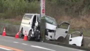 ワゴン車が電柱に衝突し大破　運転していた20代男性ら2人ケガで病院搬送　福岡・大牟田市