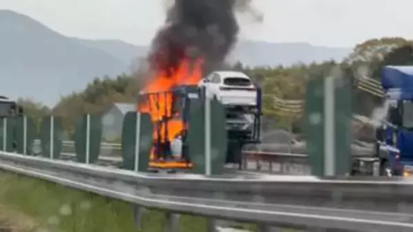 九州道・直方PA付近でキャリアカー炎上　車6台を搬送中に出火か　一部区間で一時通行止め　「警告灯に気付き停車させたら燃えていた」　福岡