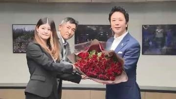 6月21日「父の日」を前に　福岡市長にバラの花束をプレゼント　福岡県は全国有数の産地　「消費者も一番のエリアになれば」