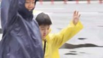 小学生の事故防止へ交通安全教室　2年・5年生 約100人が参加　自転車「青切符」の交通違反実演も　福岡・北九州市