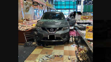 スーパーに車が突っ込む　店内の女性客はねられケガ　運転の86歳男性「アクセルとブレーキを踏み間違えた」　福岡・宗像市