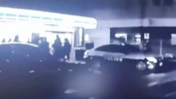 【独自】福岡刺傷事件「ニヤッと薄笑いを浮かべ…」逮捕された男か　捜査員が取り囲み車両に乗せる　任意同行の状況を語る