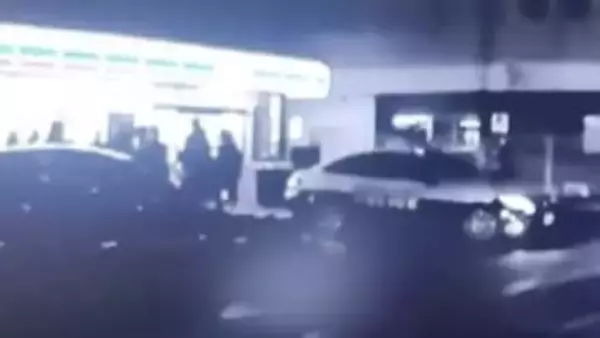 【独自】福岡刺傷事件「ニヤッと薄笑いを浮かべ…」逮捕された男か　捜査員が取り囲み車両に乗せる　任意同行の状況を語る