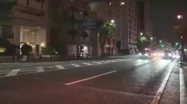 道路横断中の男性（59）タクシーにはねられる　病院に運ばれ治療受ける　近くに横断歩道なく見通しのよい県道　福岡