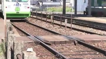 車体と線路の間に潜り込むような形に…命に別条なく軽傷 8歳の小学生が列車と接触 駅構内で線路横断中か 福岡・中間市