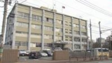 バイクが赤信号を無視→パトカーから逃走→ガードレールに衝突　10代とみられる2人ケガ　福岡市