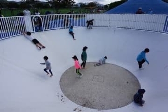 公園の“すり鉢状遊具”で保護者2人けが　底から上がれなくなった子供を助けようと骨折も　遊具は使用中止に　福岡・北九州市