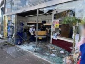 「ペダルを踏み間違えた」クリーニング店に軽自動車突っ込む　73歳女性が運転　女性客1人が足にけが　福岡・北九州市