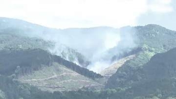 通報から7時間たつも鎮火せず　久留米市の耳納連山で山火事　ヘリコプターが上空から消火活動　「林野火災注意報」発令中　福岡