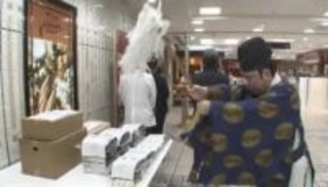 「運をしっかり巻き込んで」恵方巻きのノリを開運祈願　デパ地下に祝詞が響く　物価高騰で前年より150円ほど値上がり　福岡