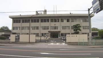 パトカー追跡の原付バイクが転倒　15歳少女“ノーヘル”で運転　無免許運転も発覚　警察が道交法違反の疑いで捜査　福岡