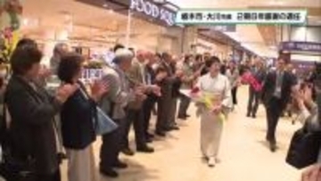 ２期８年の大川秀子市長　職員や市民の拍手に包まれ庁舎あとに　栃木市