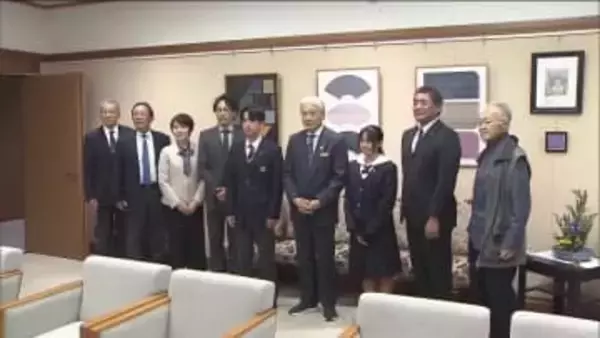 全国都道府県対抗駅伝での活躍誓う　栃木県代表の監督、選手らが知事出場報告