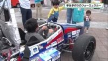 子どもたち笑顔　休日の商業施設にフォーミュラカー登場　宇都宮市