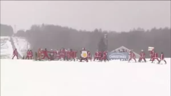 サンタクロース姿でゲレンデ滑走　スキー場でクリスマスイベント開催　那須塩原市
