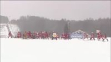 サンタクロース姿でゲレンデ滑走　スキー場でクリスマスイベント開催　那須塩原市