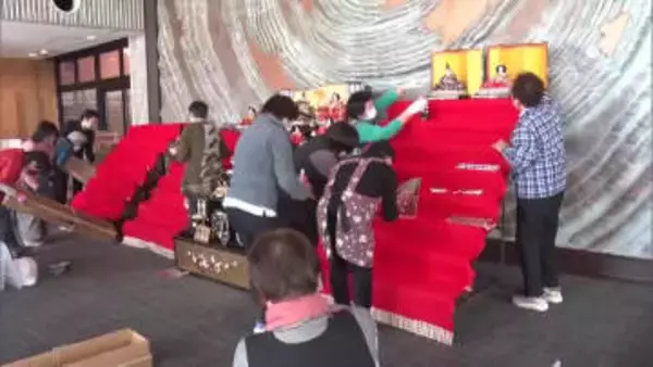 「ひなまつり」を前にひな人形飾り付け　さくら市のお丸山ホテル