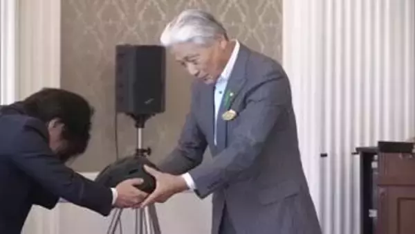 尊い命を守るために　栃木県トラック協会がヘルメット寄贈