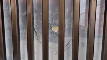 弾らしきもの通過する様子　店の防カメに映る　器物損壊容疑で警察が捜査　日光市