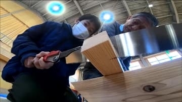 小学生が大工さんの仕事に挑戦　那須塩原市の埼玉小学校で建築体験授業　上棟式も実施