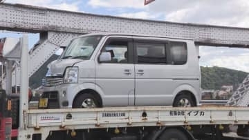 どちらかが中央線はみ出したか…橋の上でトラックと軽自動車が正面衝突 軽に乗っていた70代男女2人を搬送