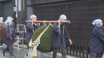 造り酒屋で新酒の完成を知らせる杉玉の掛け替え 観光客らが振る舞われた酒の香りと味を楽しむ