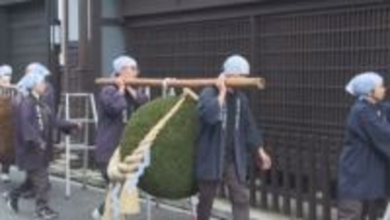 造り酒屋で新酒の完成を知らせる杉玉の掛け替え 観光客らが振る舞われた酒の香りと味を楽しむ