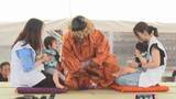 「どれだけ大声で泣いたかで勝敗…赤ちゃん約300人が参加し『泣き相撲』“横綱”には地元産のお米贈られる」の画像1