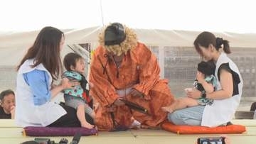どれだけ大声で泣いたかで勝敗…赤ちゃん約300人が参加し『泣き相撲』“横綱”には地元産のお米贈られる