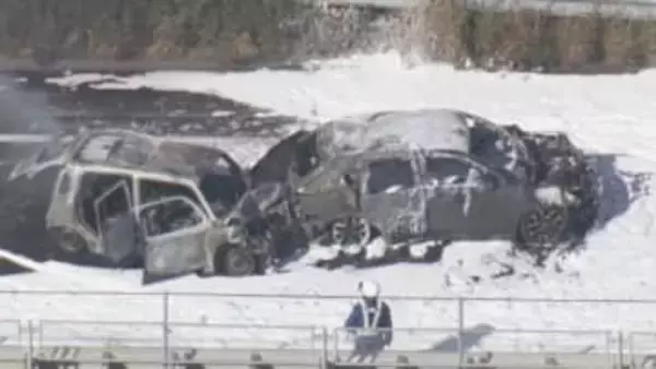 軽自動車が渋滞の列に突っ込む…中央道で車3台が絡む玉突き事故 最初に衝突した2台が炎上 約6時間運転見合わせ