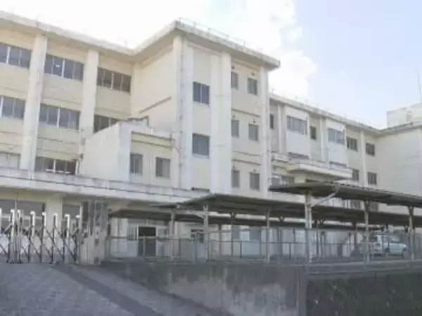 スマホから動画見つかり発覚…自宅で入浴中の女性2人を盗撮か 中学校講師の25歳男を再逮捕「性的欲求満たすため」