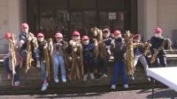 剥いだ皮は卒業証書に…豊田市小原地区で小中学生が和紙作り『カンゾカシキ』を体験 蒸しあがったコウゾを手際よく