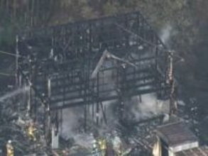 住人とみられる50代女性を搬送…岐阜県御嵩町の木造住宅で火事 消火活動続く 女性の長男は外出中で無事