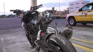 中央線はみ出した中型バイクが対向車線の車と正面衝突 バイクを運転していた18歳男性が死亡 片側1車線の緩やかなカーブ