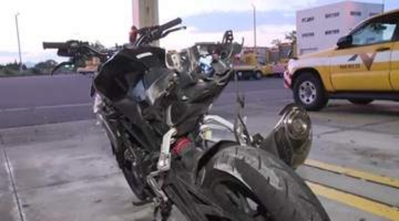 中央線はみ出した中型バイクが対向車線の車と正面衝突 バイクを運転していた18歳男性が死亡 片側1車線の緩やかなカーブ
