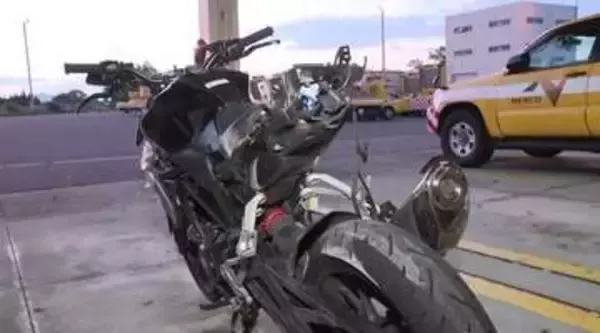 中央線はみ出した中型バイクが対向車線の車と正面衝突 バイクを運転していた18歳男性が死亡 片側1車線の緩やかなカーブ