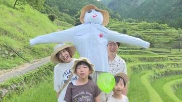 アニメキャラがモチーフのものも…丸山千枚田で“かかし”作り体験 田んぼを借りているオーナーら約30人が参加