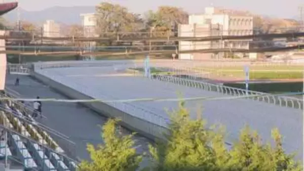 厩務員振り落とし…競馬場のコースから馬が場外に逃走 線路や道路を約1.1km逃げて約5分後に監視員が確保