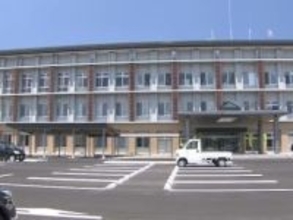 「サウナが燃えている」リゾートホテルの露天風呂でバレルサウナがほぼ全焼 施設にいた約20人は避難しケガなし