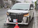 「乗用車の右前部が大きく破損…路地から出てきた車と路線バスが衝突 乗客約10人のうち女性1人が肩の痛みなど訴える」の画像1