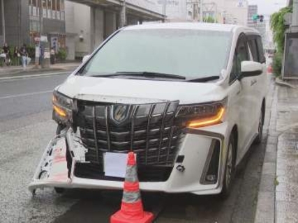 乗用車の右前部が大きく破損…路地から出てきた車と路線バスが衝突 乗客約10人のうち女性1人が肩の痛みなど訴える