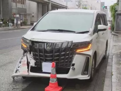 乗用車の右前部が大きく破損…路地から出てきた車と路線バスが衝突 乗客約10人のうち女性1人が肩の痛みなど訴える