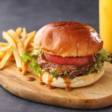 牛タン専門店が手がける“肉感バーガー”が人気…ミュープラット神宮前の牛タンハンバーグ＆バーガー専門店