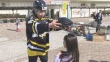 自転車に乗る時に命を守る“ヘルメット” 大切さをアイスホッケーの選手たちが子供達に伝える「競技でケガを何度も予防」
